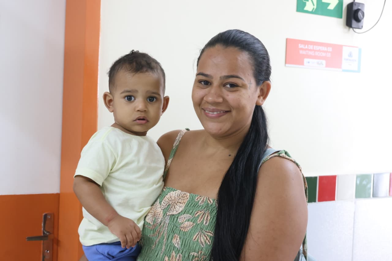 A agricultora Jartene Daiane com o filho Antony no colo